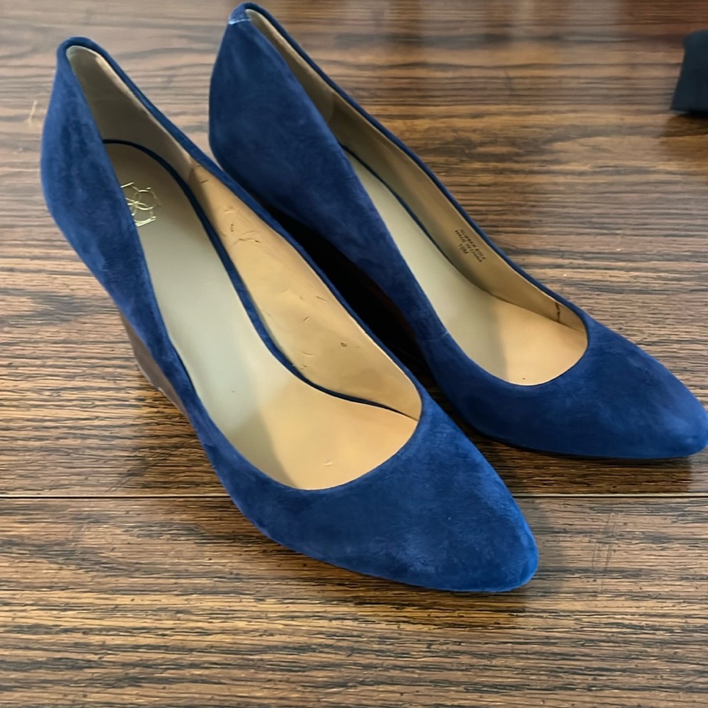 Like NEW. $128 Ann Taylor “Regan” royal blue night shade suede wedges 10 medium